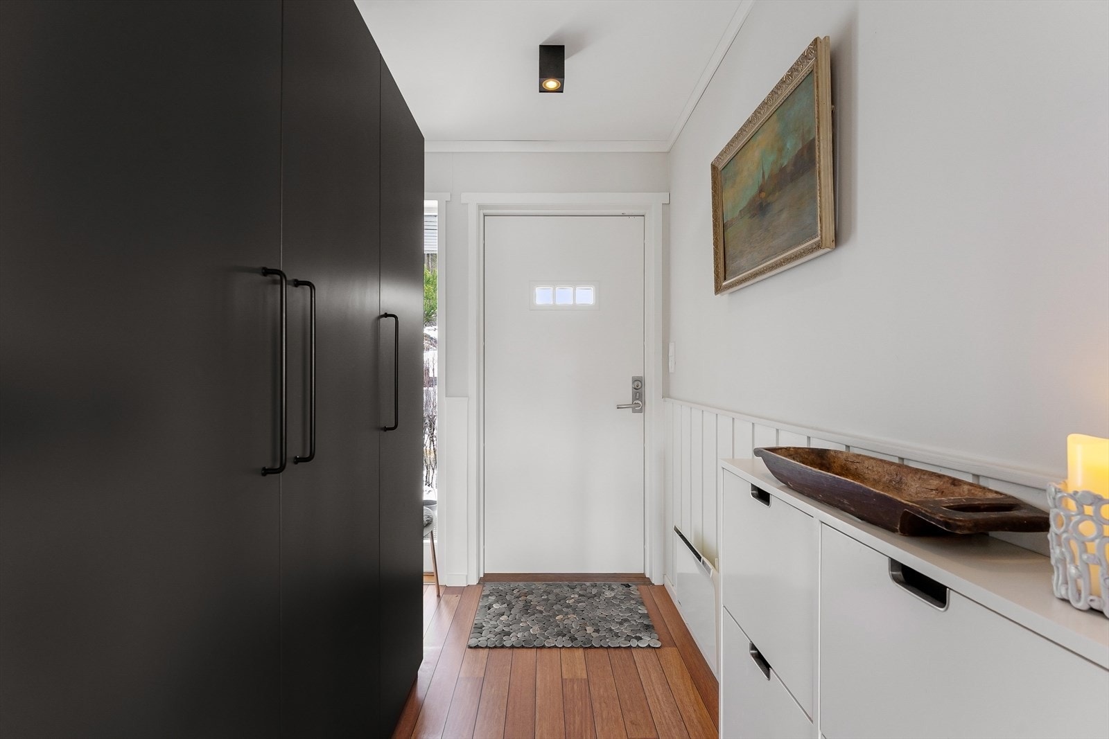 Entré med god oppbevaringsplass. Galleribilde