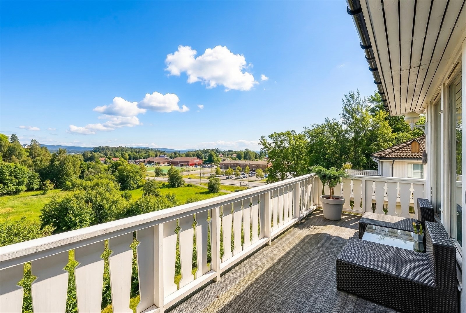 Fra spisestuen er det utgang til nordvendt veranda. (Redigert fra vinter til sommer) Galleribilde