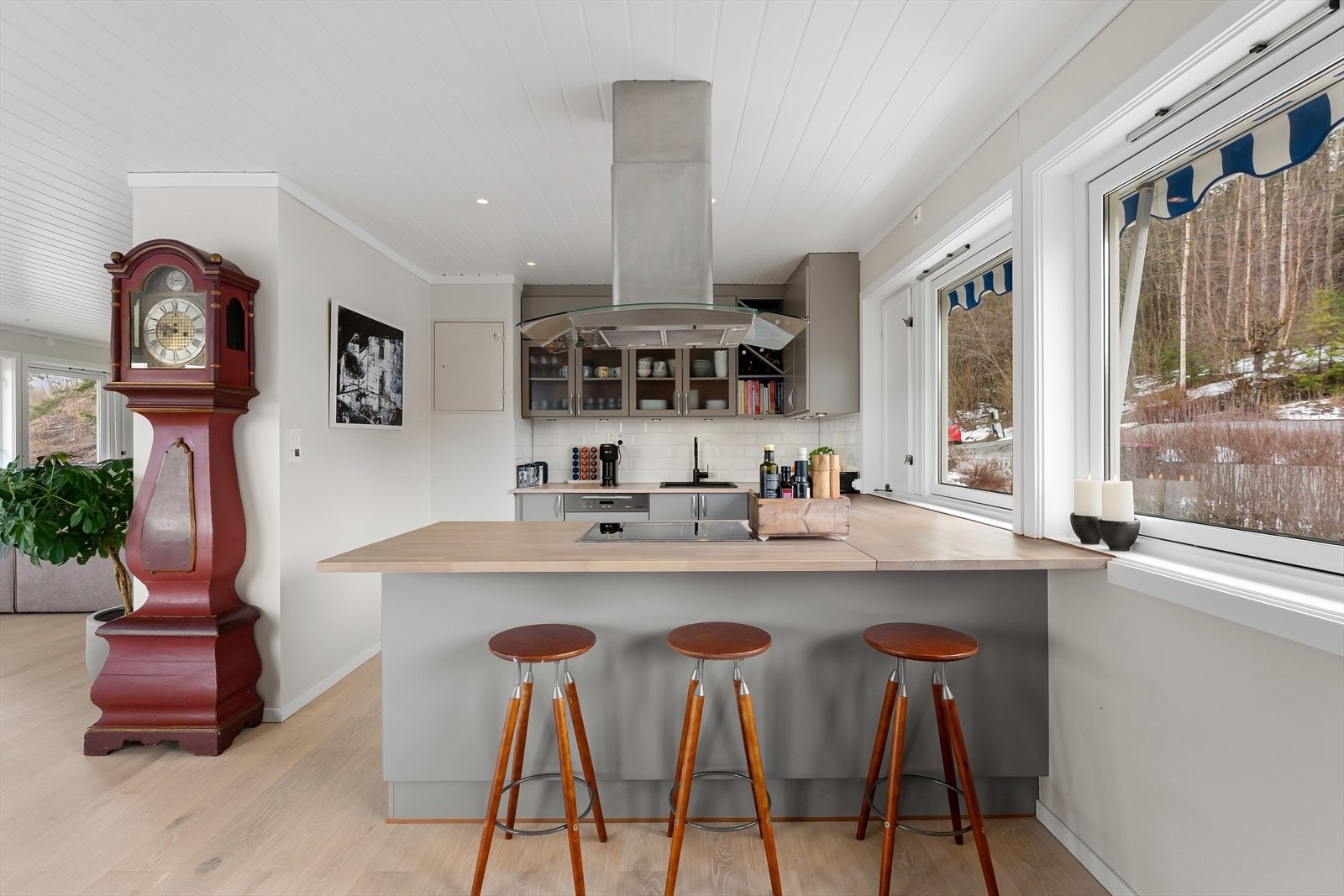 Boliger er oppgradert med bl.a.: Gipsplater på vegger, nytt gulv på stue/kjøkken med varme og takpanel med downlights. Galleribilde