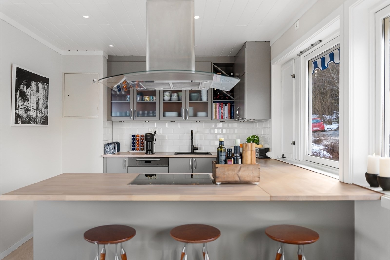 Store arbeidsflater og mye oppbevaringsplass. Galleribilde