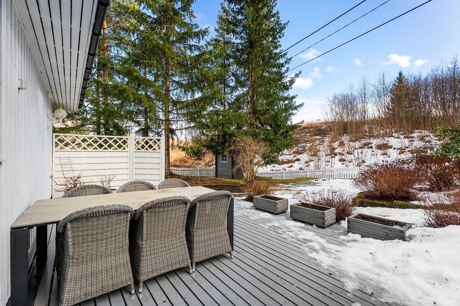 Utvendig gjerner er nylig malt og det er satt opp levegg. Galleribilde