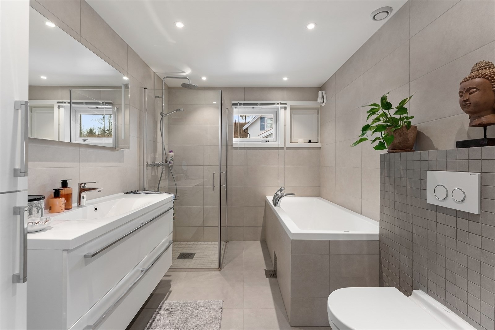 Innmurt badekar og dusjhjørne med regnfallsarmatur. Galleribilde