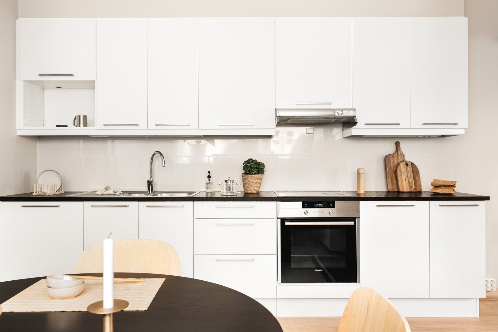 Fint kjøkken med slette fronter og laminat benkeplate med nedfelt vask av stål. Galleribilde