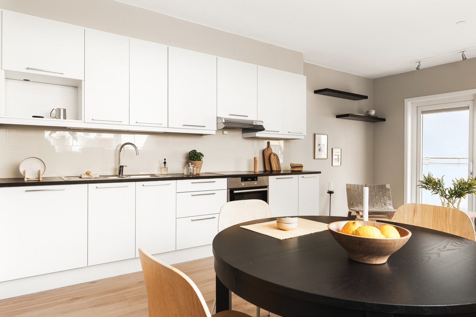 På kjøkkenet er det integrert stekeovn, platetopp, oppvaskmaskin, ventilator og kjøleskap med frysedel. Galleribilde