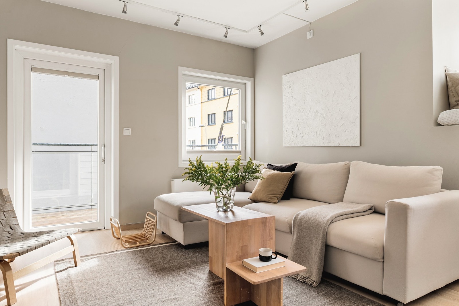 Leiligheten er lys og luftig med rikelig med naturlig lysinnslipp. Galleribilde