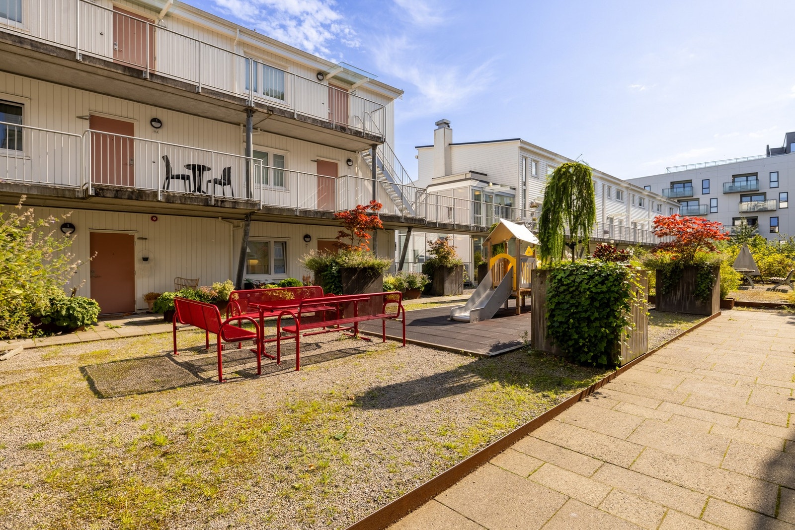 På fellesområdet er det satt opp benker og bord som kan benyttes av beboerne. Galleribilde