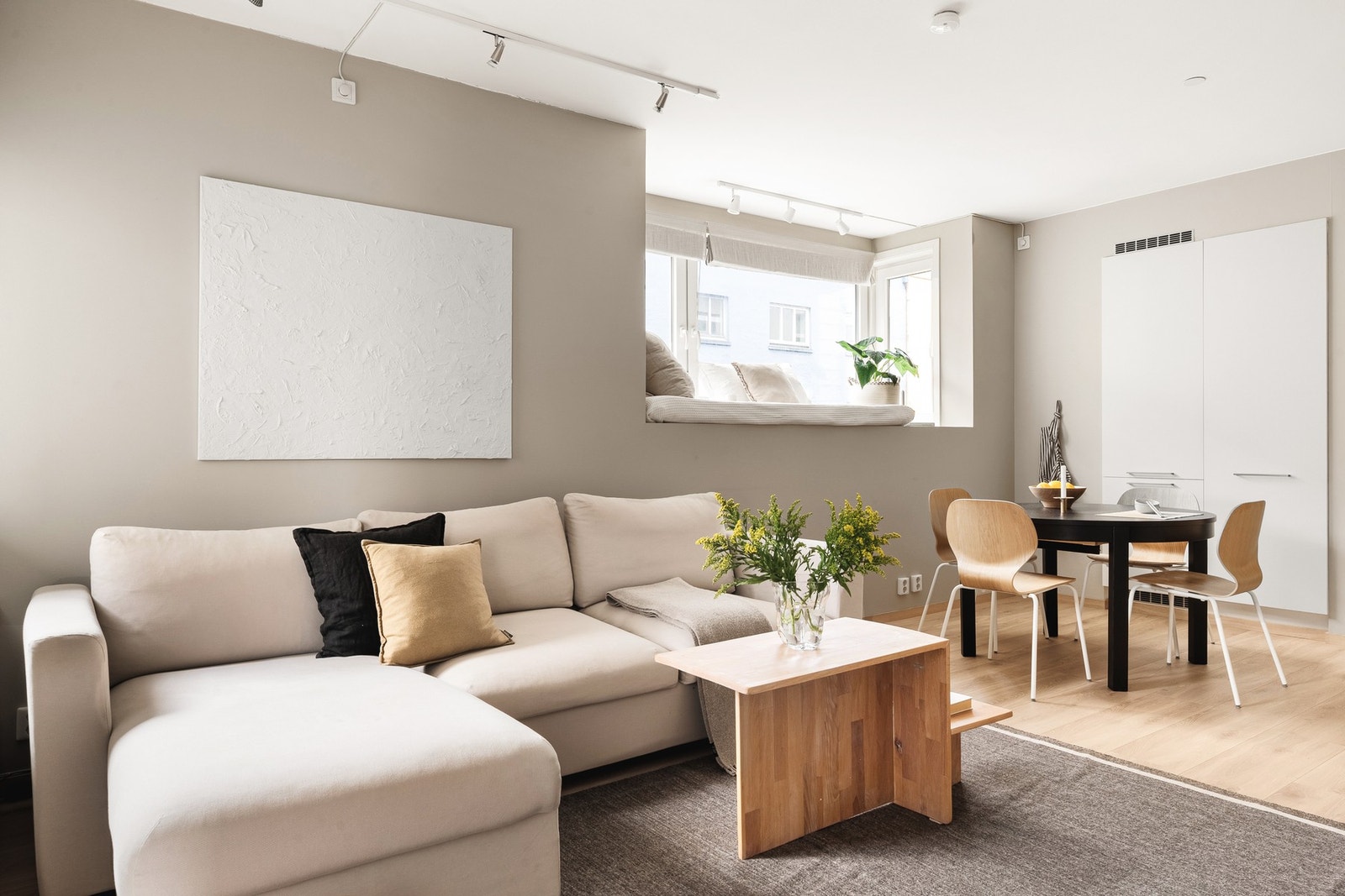 Leilighet oppgradert med nye gulv i 2026. Galleribilde