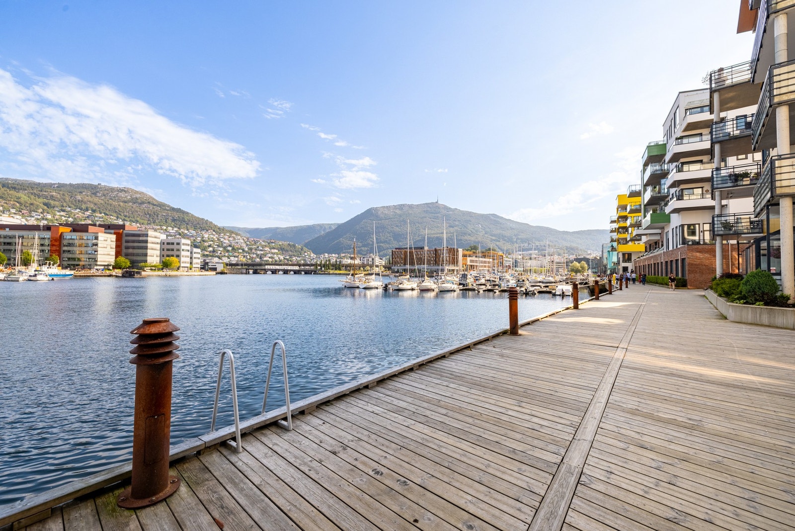 Det er laget til flott promenade langs hele sundet. Galleribilde