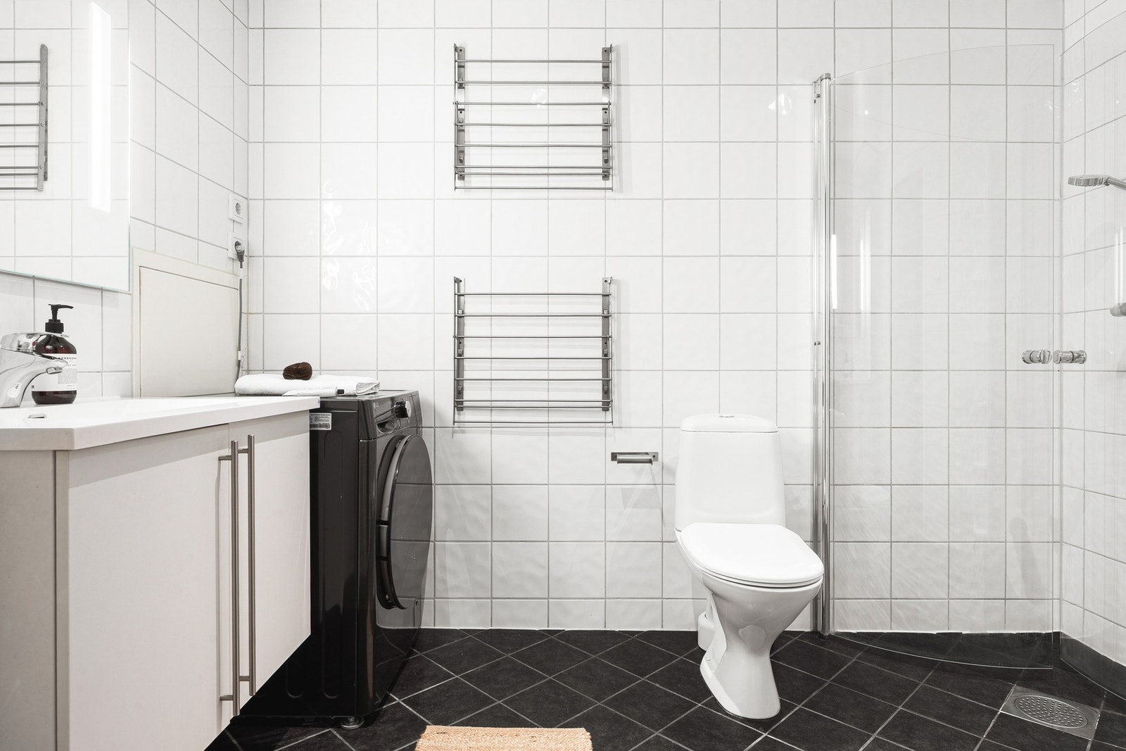 Fint helfliset bad med vannbåren gulvvarme. Galleribilde