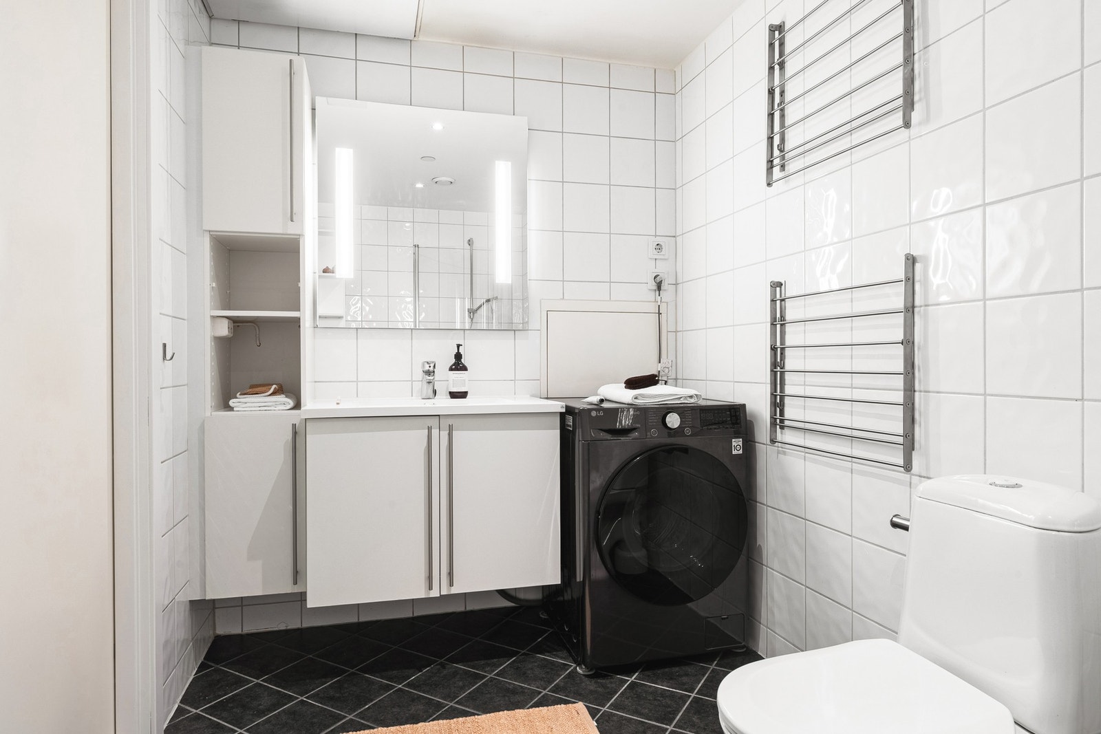 Badet er romslig med godt med skapplass og praktisk vaskestativ. Galleribilde