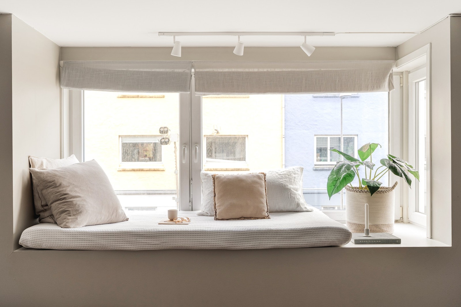 Dyp vinduskarm, perfekt å bruke som en koselig lesekrok. Galleribilde