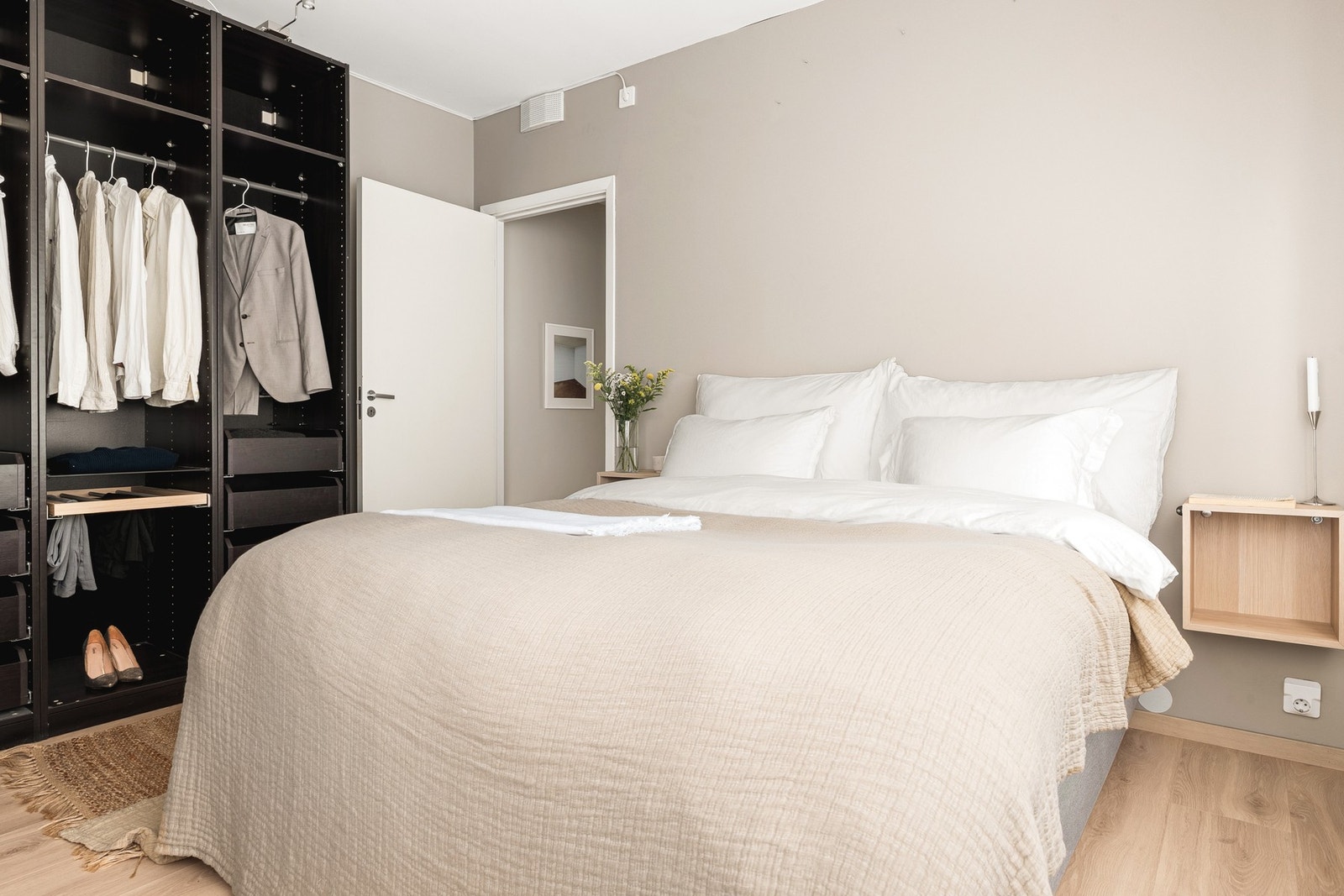 På soverommet er det god plass til dobbeltseng, garderobe og tilhørende møblement. Galleribilde