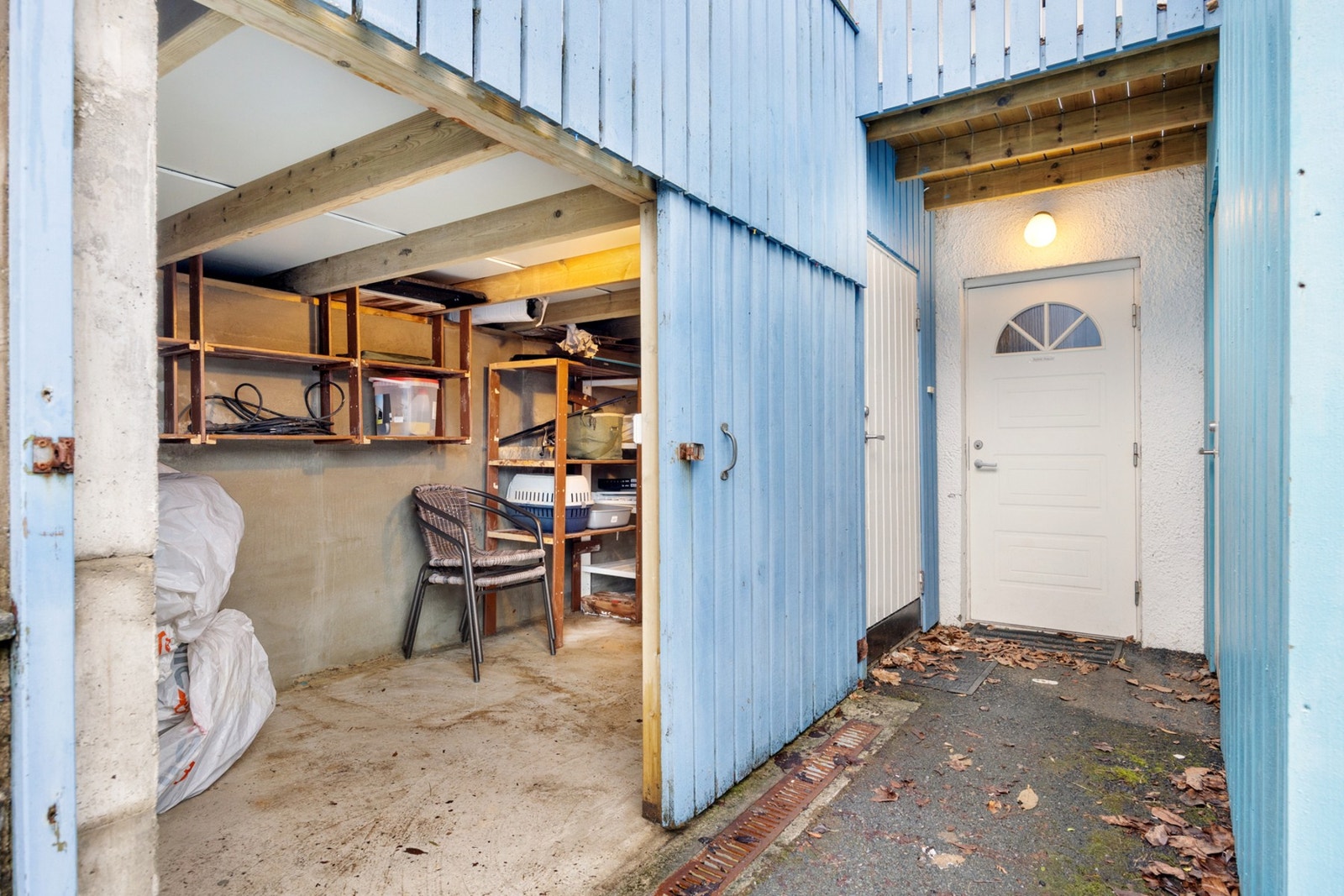 Rikelig med lagringsplass med totalt 4 boder, både innvendig og utvendig Galleribilde