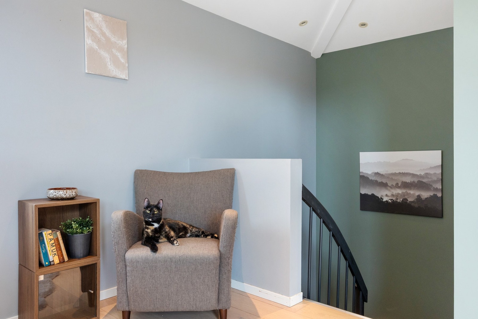 Boligen strekker over to plan. Egen etasje med 3 soverom og bad og hovedetasje med stor stue og kjøkken Galleribilde