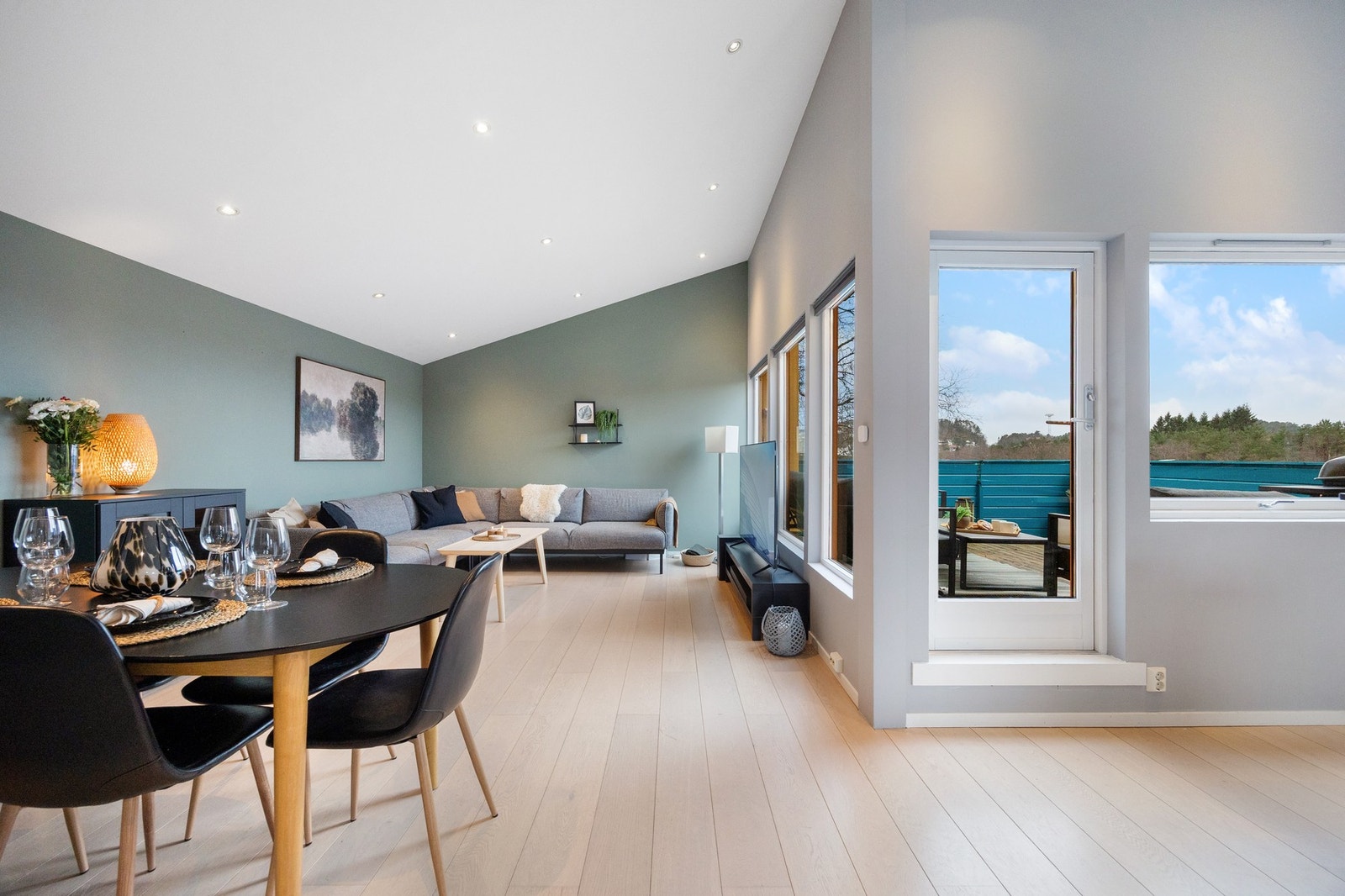 Store vinduer og full takhøyde til møne Galleribilde