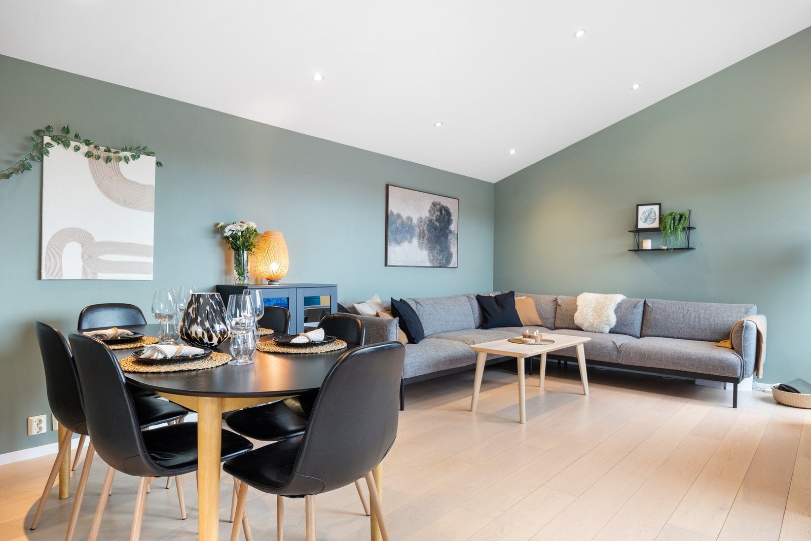 Stuen er meget romslig Galleribilde