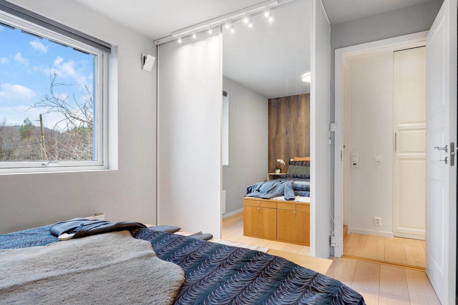 Stor skyvedørsgarderobe på hovedsoverom Galleribilde