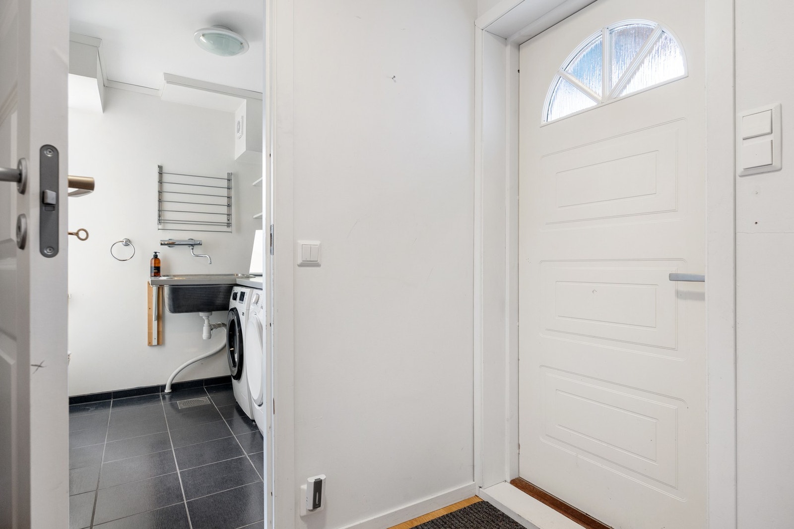 Vaskerom og ekstra toalettrom i underetasjen Galleribilde