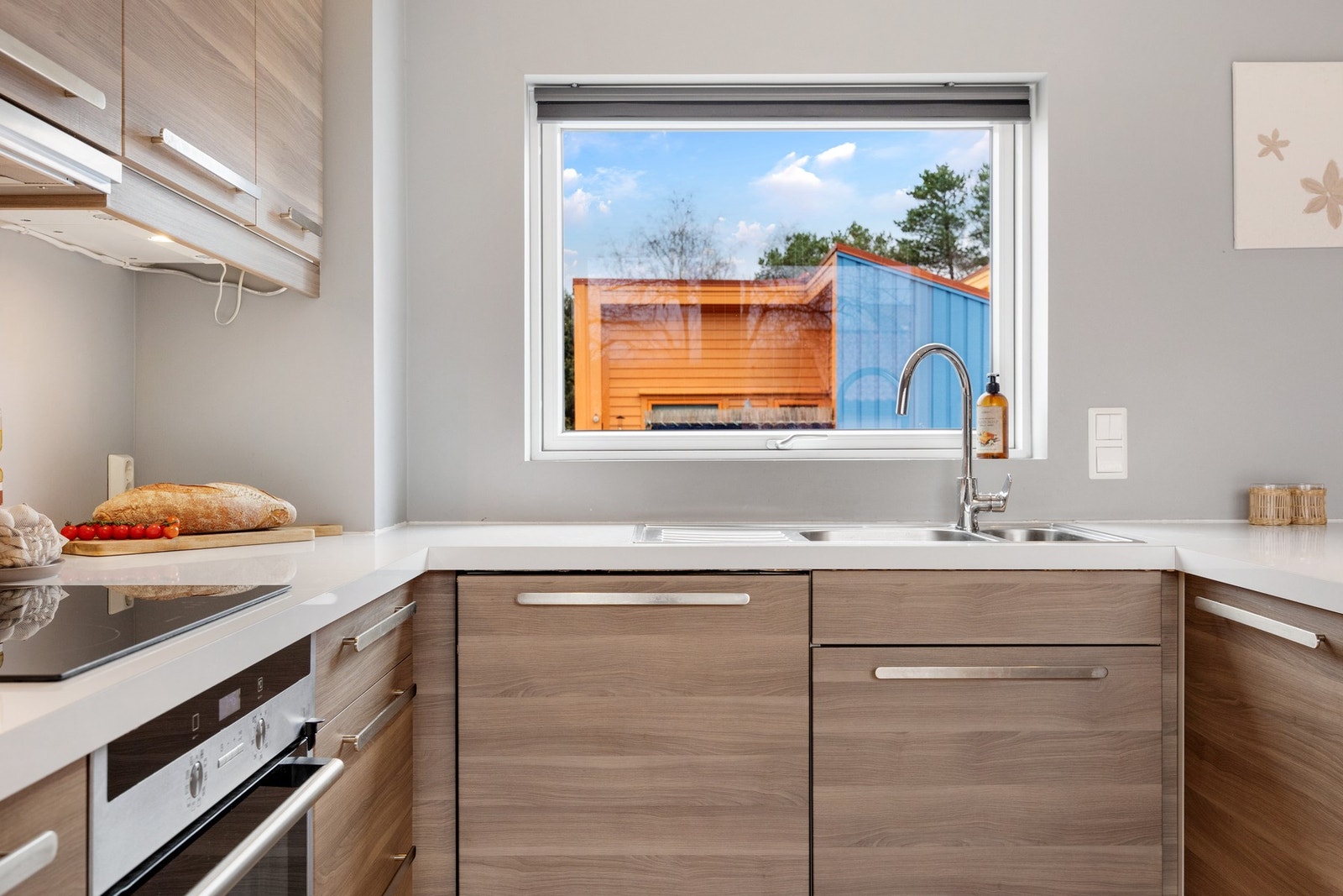 Slette fronter og hvite, rene benkeplater Galleribilde