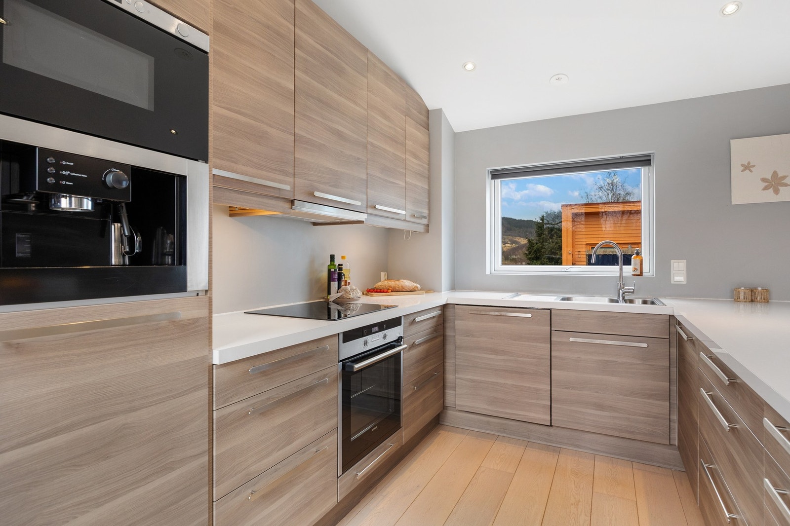 Kjøkkenet er godt utstyrt med skap/benkeplass. Integrerte hvitevarer følger handelen Galleribilde