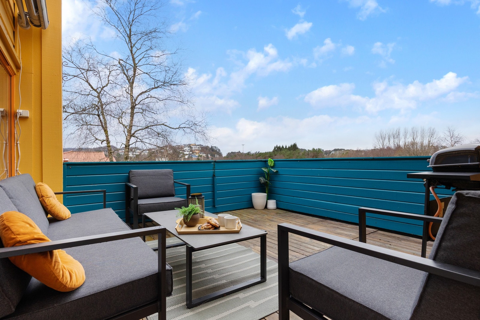 Stor, lun og solrik terrasse med utgang fra stue Galleribilde