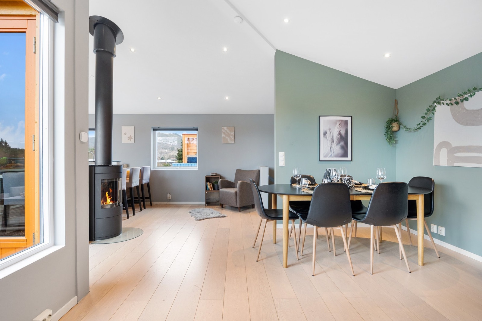 Vedovn sentralt plassert mellom stue og kjøkken Galleribilde