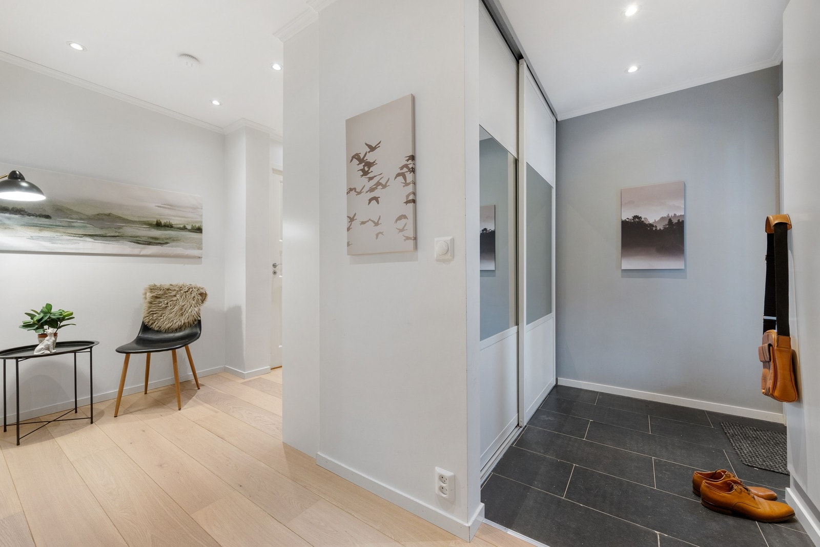 Velkommmen inn! Gang med fliser på gulv ved ytterdør. Stor garderobeløsning Galleribilde