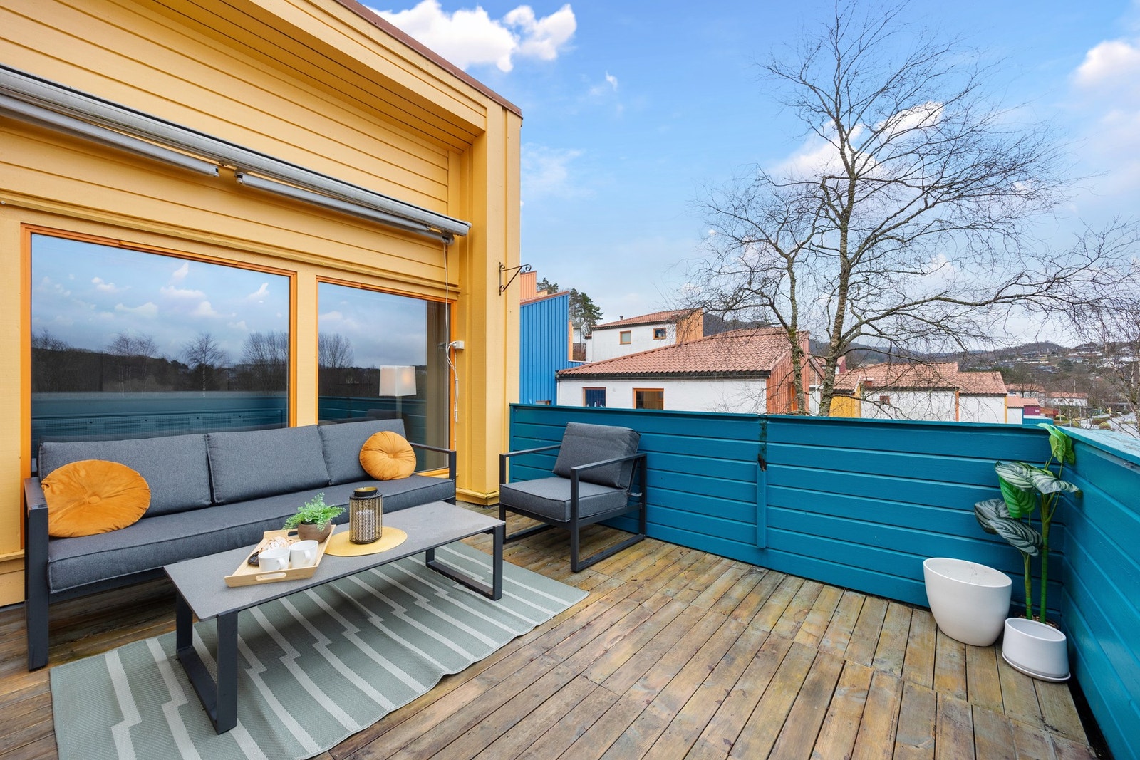 Solskjerming ved de store vinduene mot stuen Galleribilde