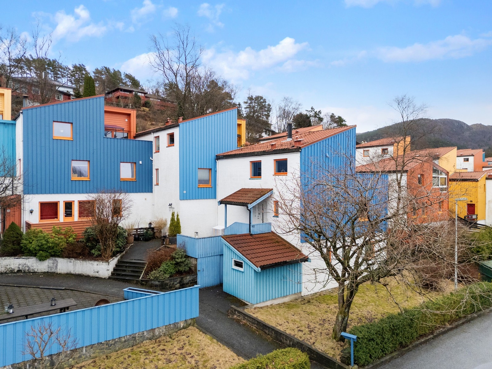 Attraktivt og hyggelig nabolag med fine uteplasser Galleribilde