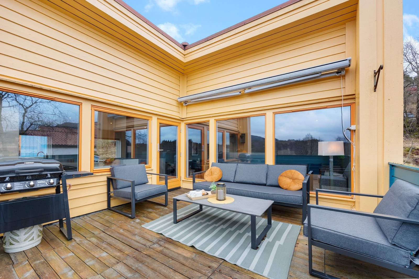 God plass for sittegruppe samt plass for grillen Galleribilde