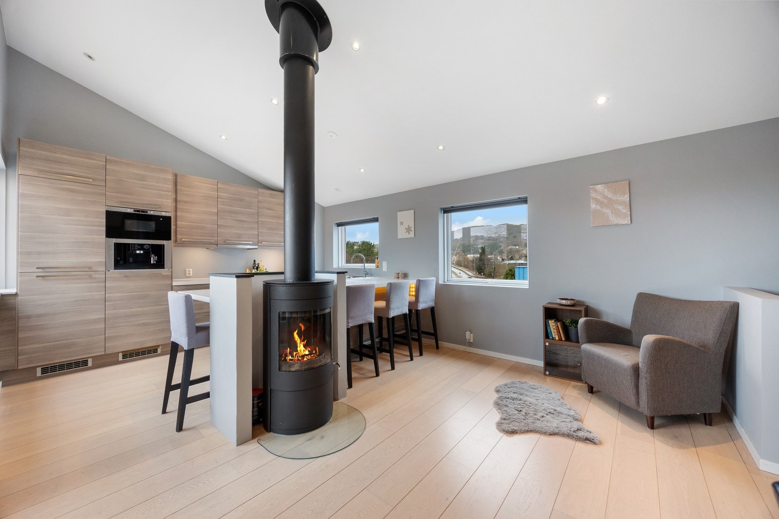 Moderne og flott kjøkken fra IKEA. Ekstra sitteplasser rundt kjøkkenøy Galleribilde