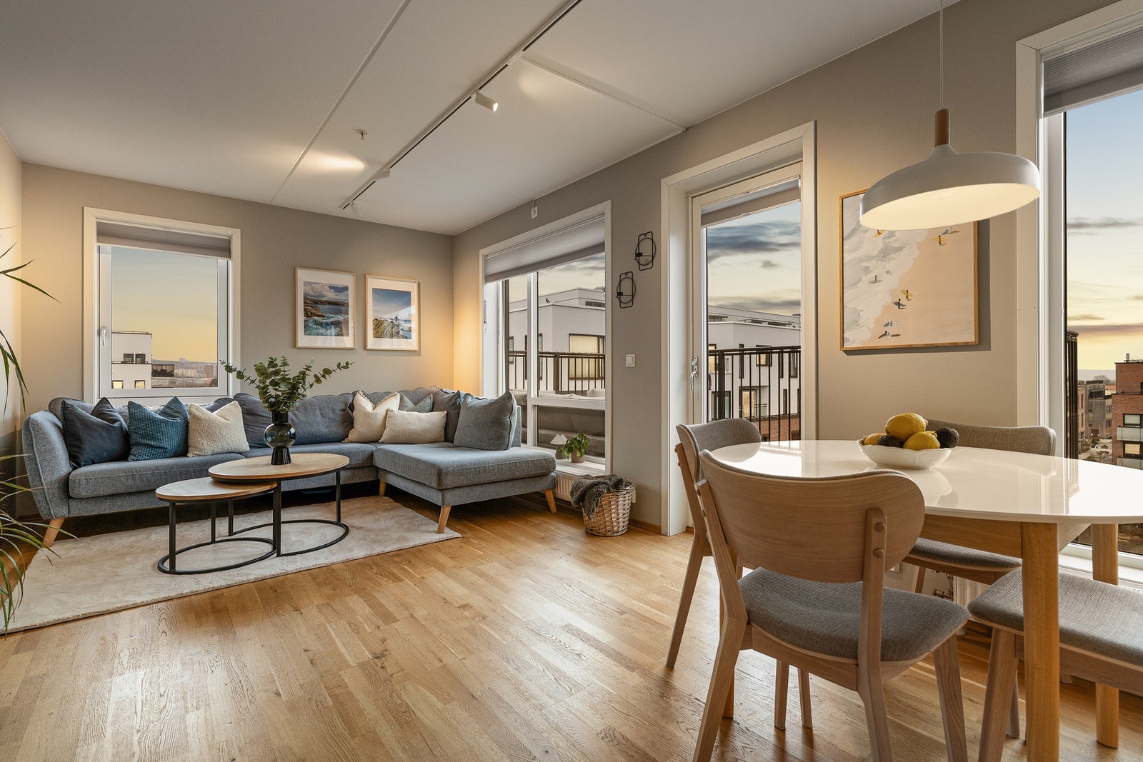 Byggets beste internbeliggenhet! Lyst og solrikt mot sydvest med vinduer på to sider og fritt utsyn. Galleribilde