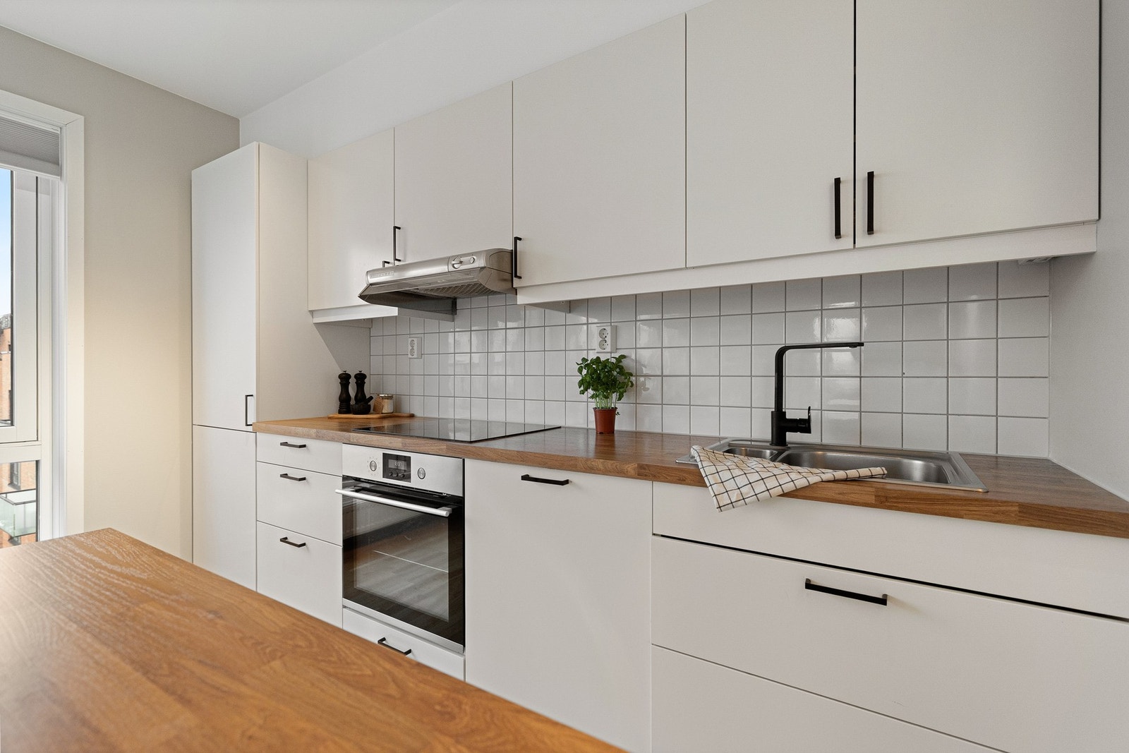 Stilrent og moderne kjøkken med integrerte hvitevarer. Galleribilde