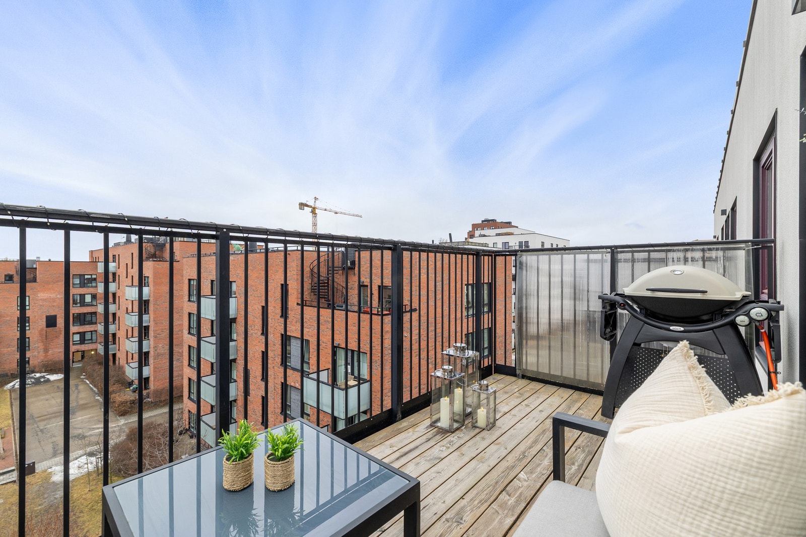 Plass til både sofagruppe, spisebord, stoler og grill. Galleribilde