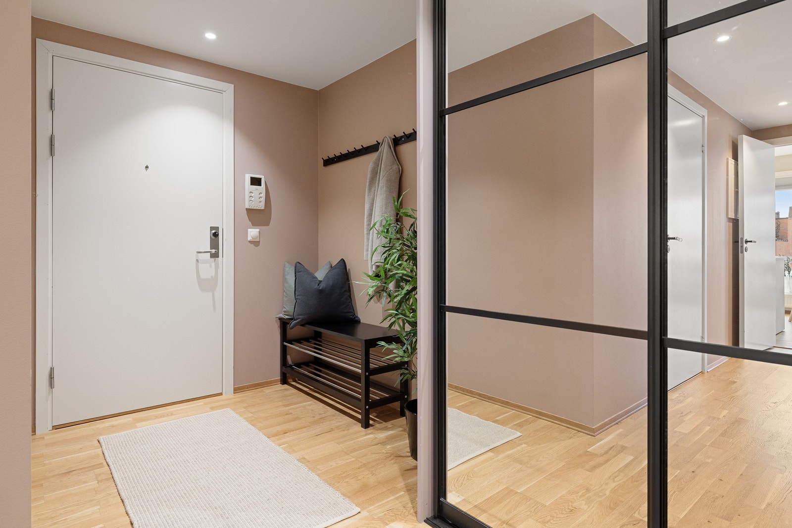 Entré med callingsystem og romslig skyvedørsgarderobe. Galleribilde