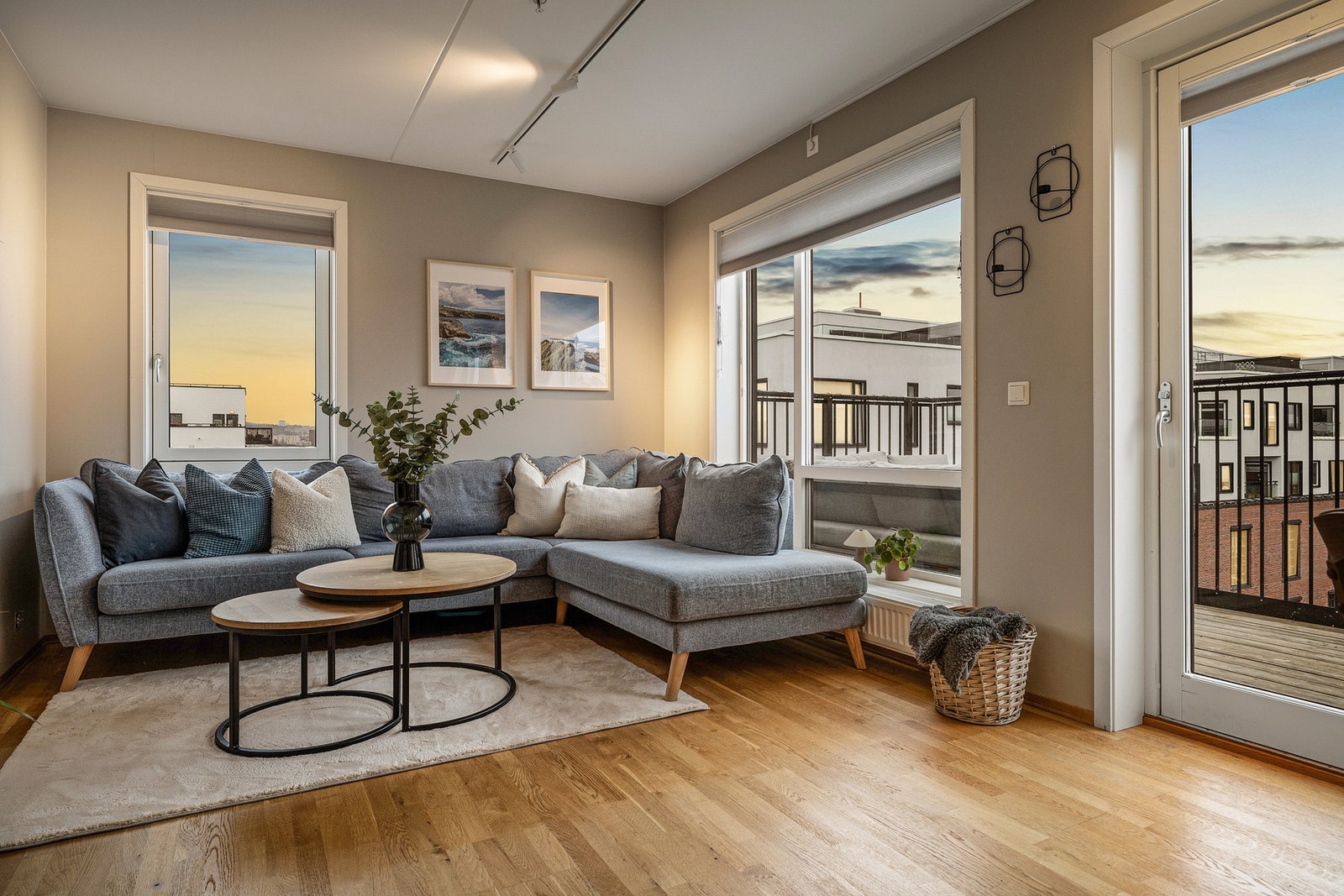 Lunt parkettgulv i oppholdsrom. Balansert ventilasjon. Galleribilde