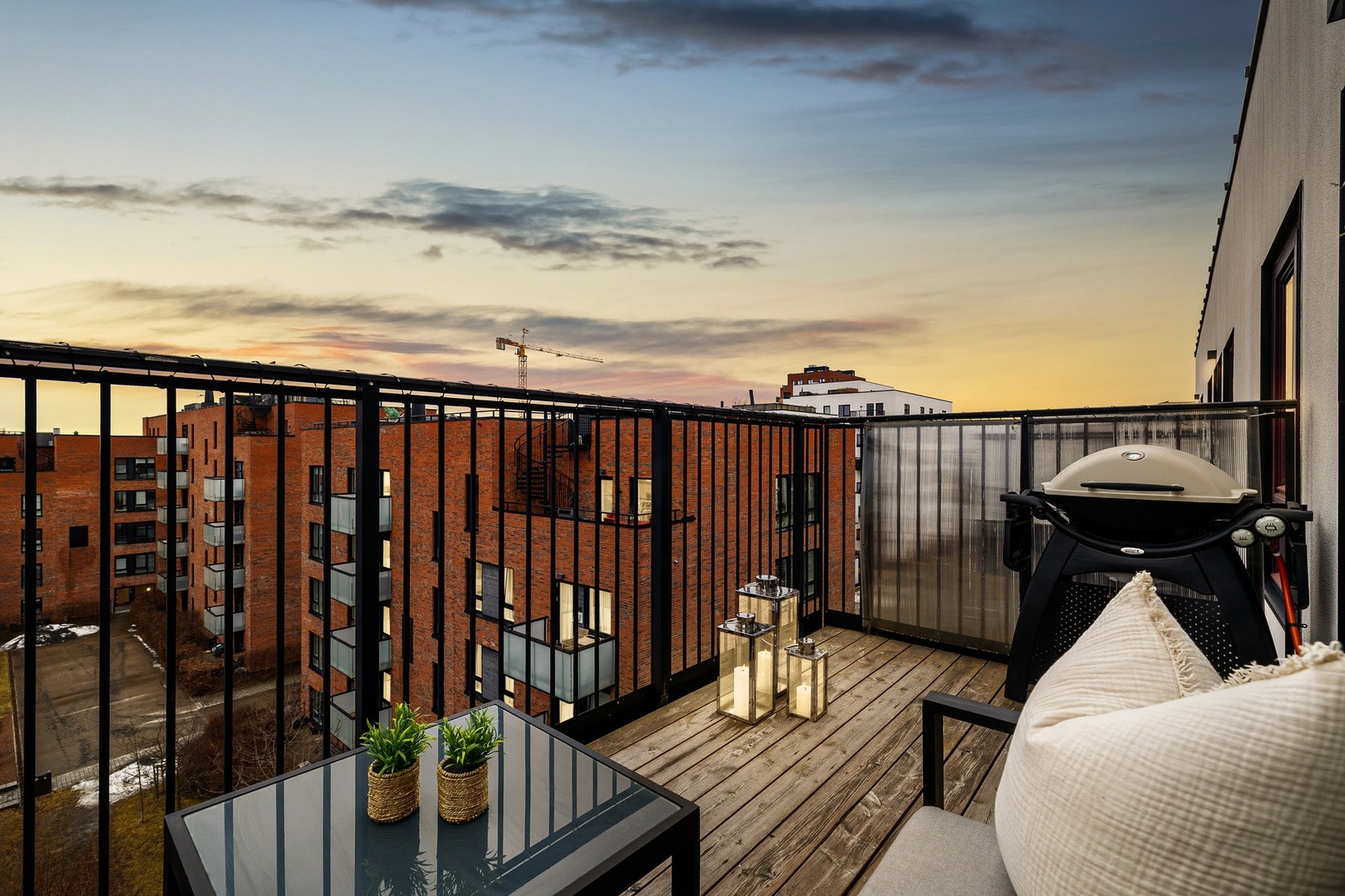 Kveldsstemning balkong. Her har du solen helt til sent på kveld sommerstid. Galleribilde