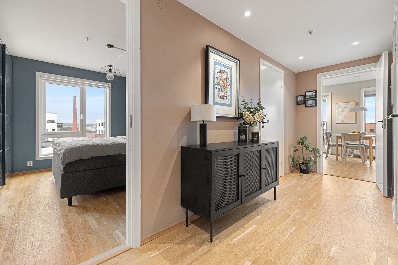 Fra entréen har du adkomst til samtlige av leilighetens rom. Galleribilde