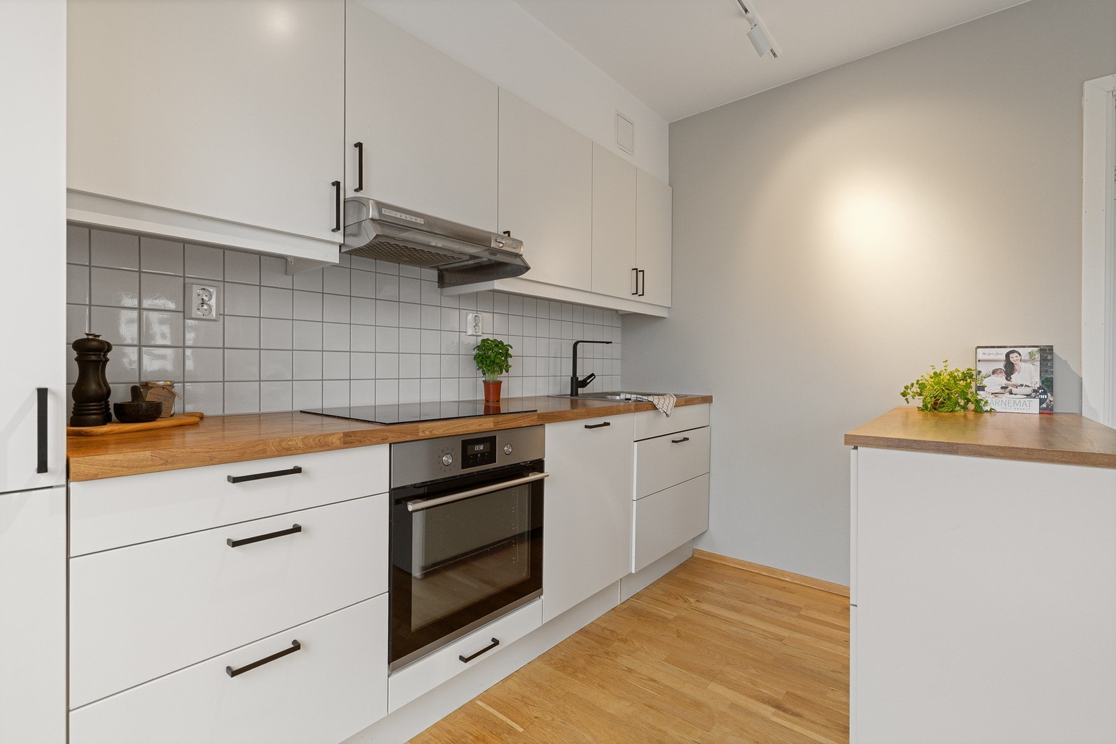 Takhøye overskap med gode oppbevaringsmuligheter. Galleribilde