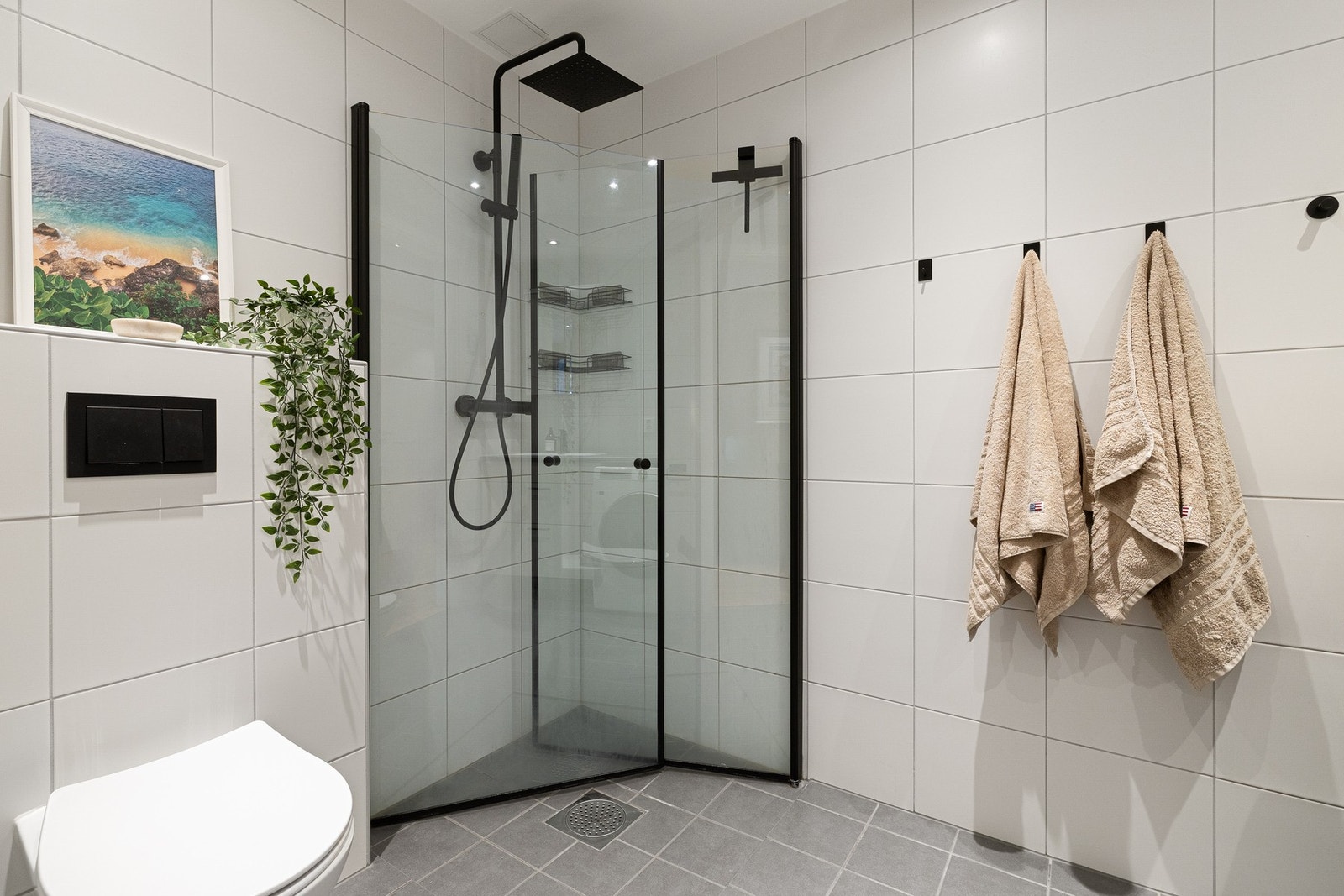 Baderommet ble oppgradert i 2020 med nye dusjdører og armatur. Galleribilde