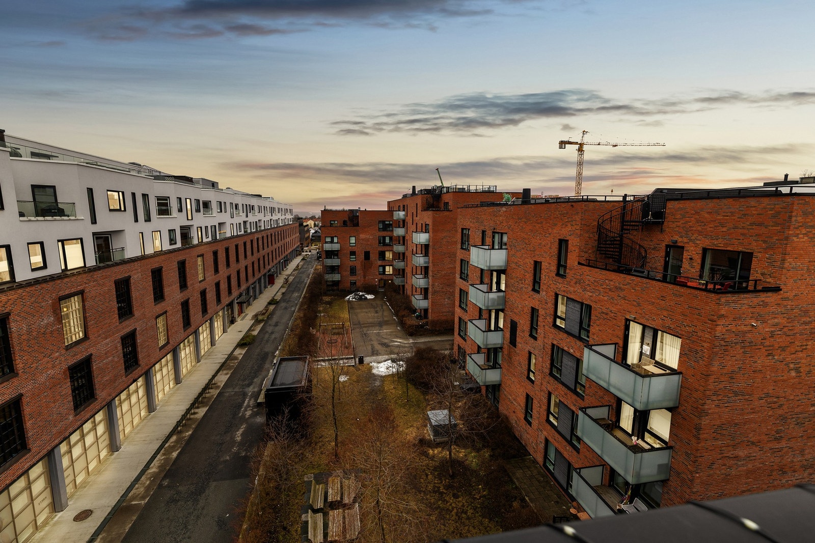 Det er god distanse til nærliggende bygg som gjør at leiligheten oppleves usjenert. Galleribilde