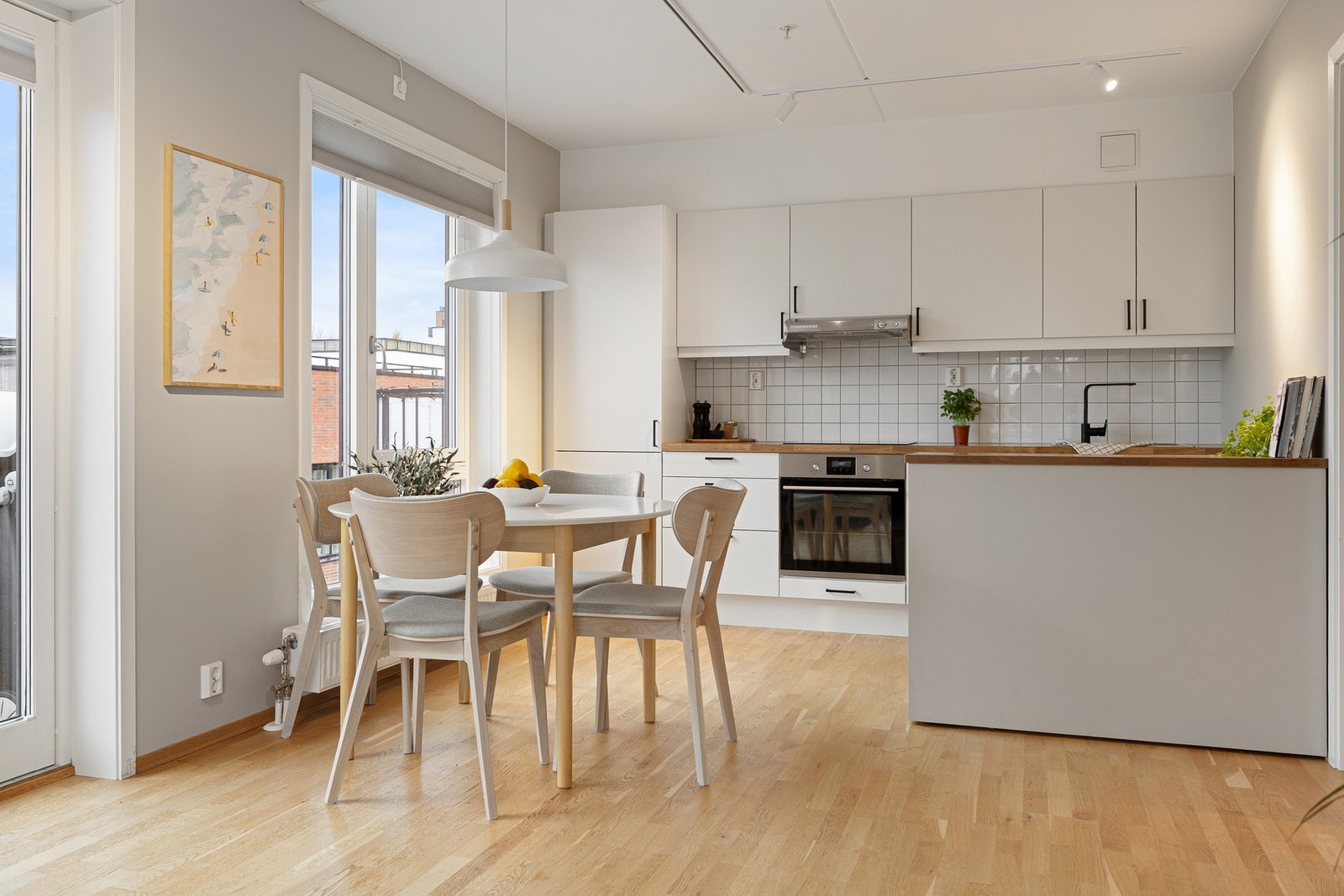 Screens på vinduer for solskjerming. Galleribilde