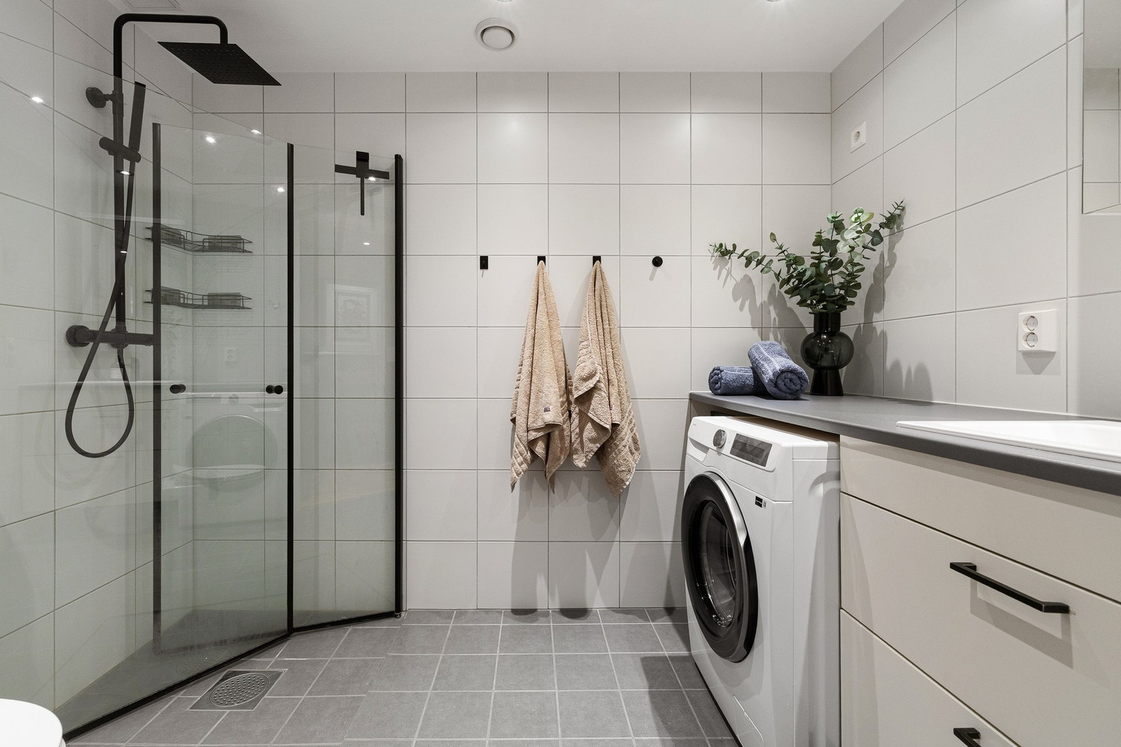 Lekkert baderom av god størrelse. Galleribilde