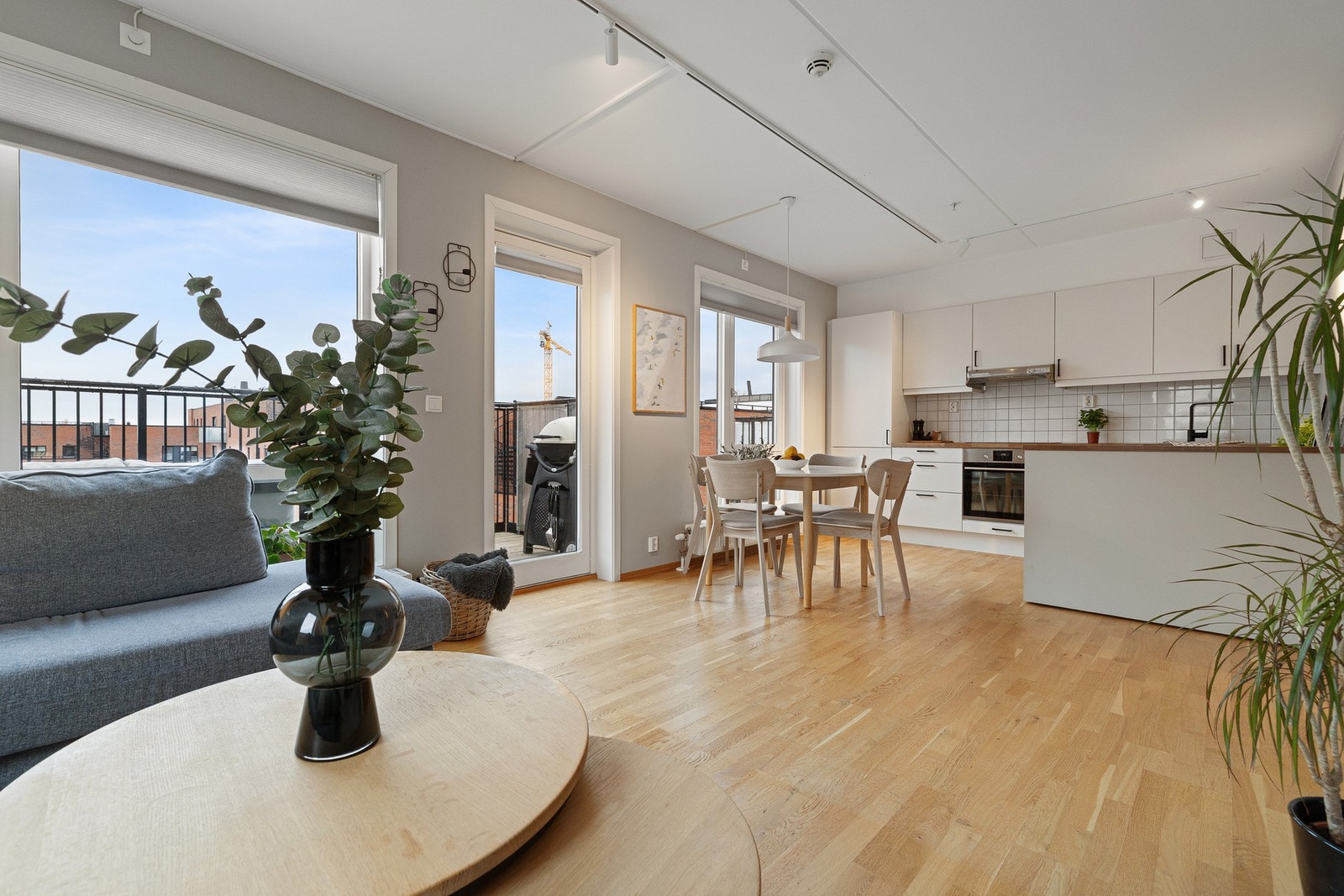 Åpen og sosial kjøkkenløsning med god plass til spisestue. Galleribilde