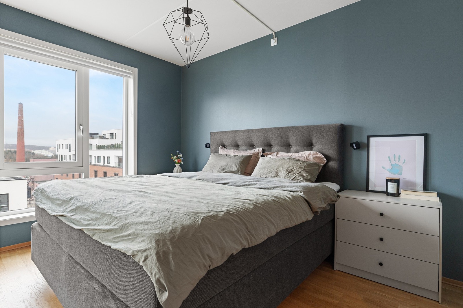 Master soverom. Det er god plass til dobbeltseng, nattbord på begge sider og garderobeskap. Høyt og fritt uten direkte innsyn. Galleribilde