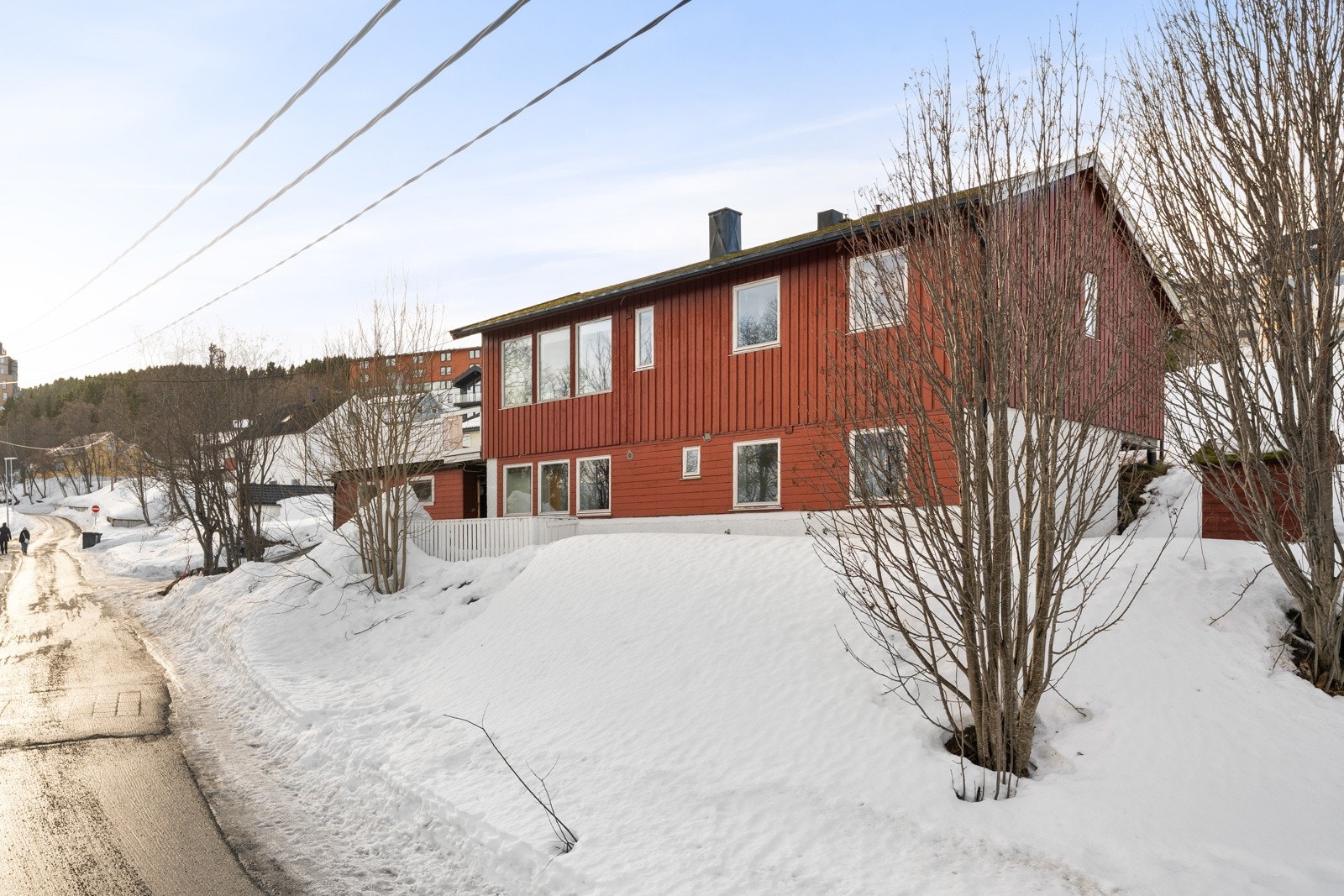 Innholdsrik enebolig med garasje like ved Borgtun skole.