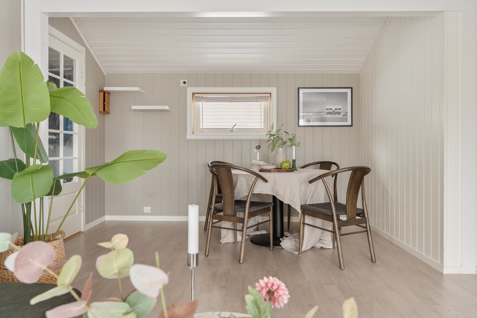 En del av stuen er gjort om til bod/sovealkove.