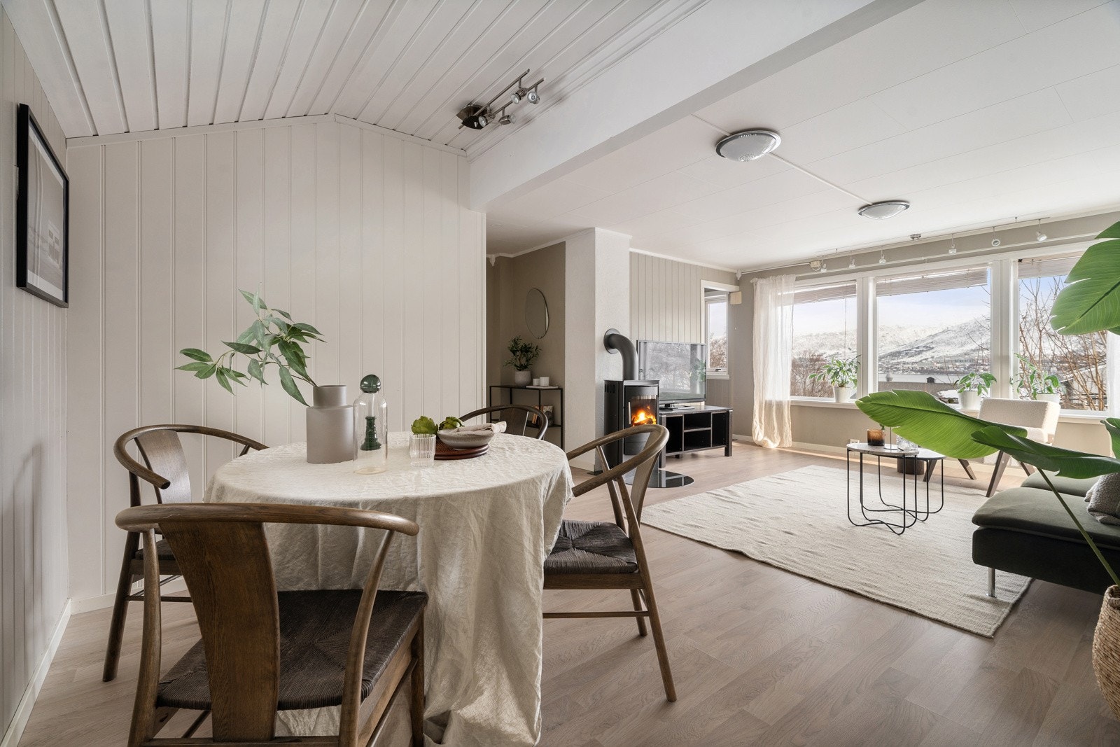 Innbydende stue med flere møbleringsmuligheter.