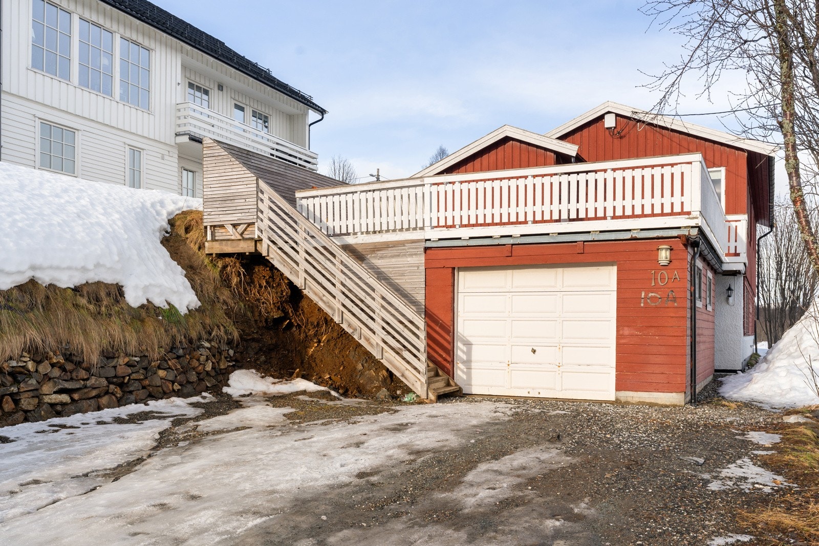 Godt med parkeringsplass på tomt forran og i garasje.