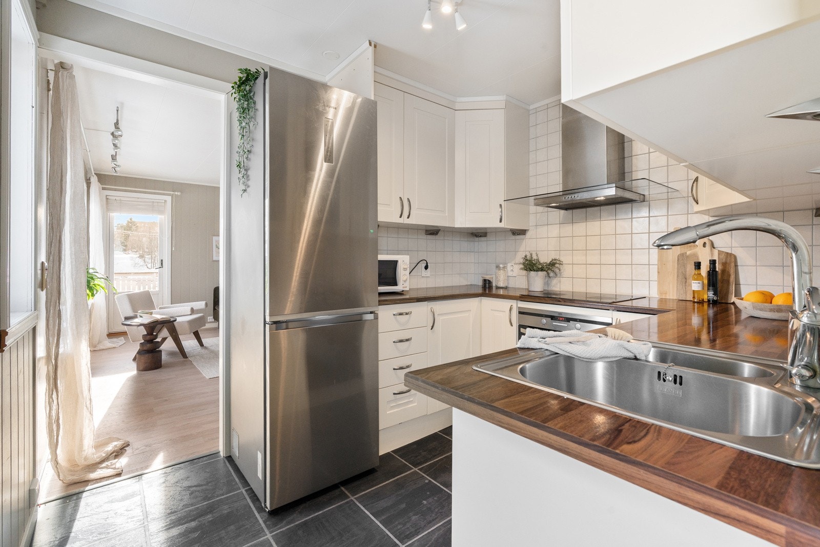 Kjøkkenet har godt med skap- og benkeplass.